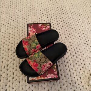 Gucci Women's Floral Slide Sandals - Black and Pink
